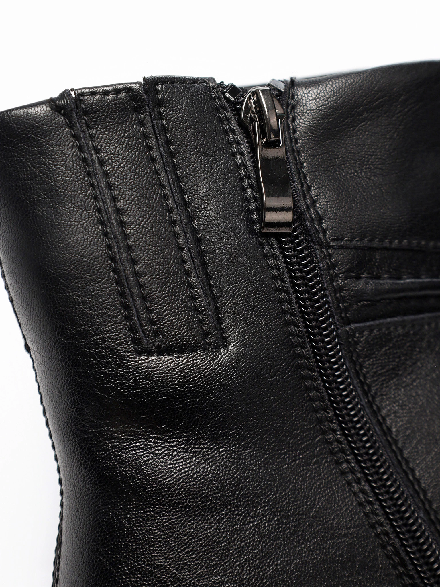 Ботинки черного цвета на высоком широком каблуке